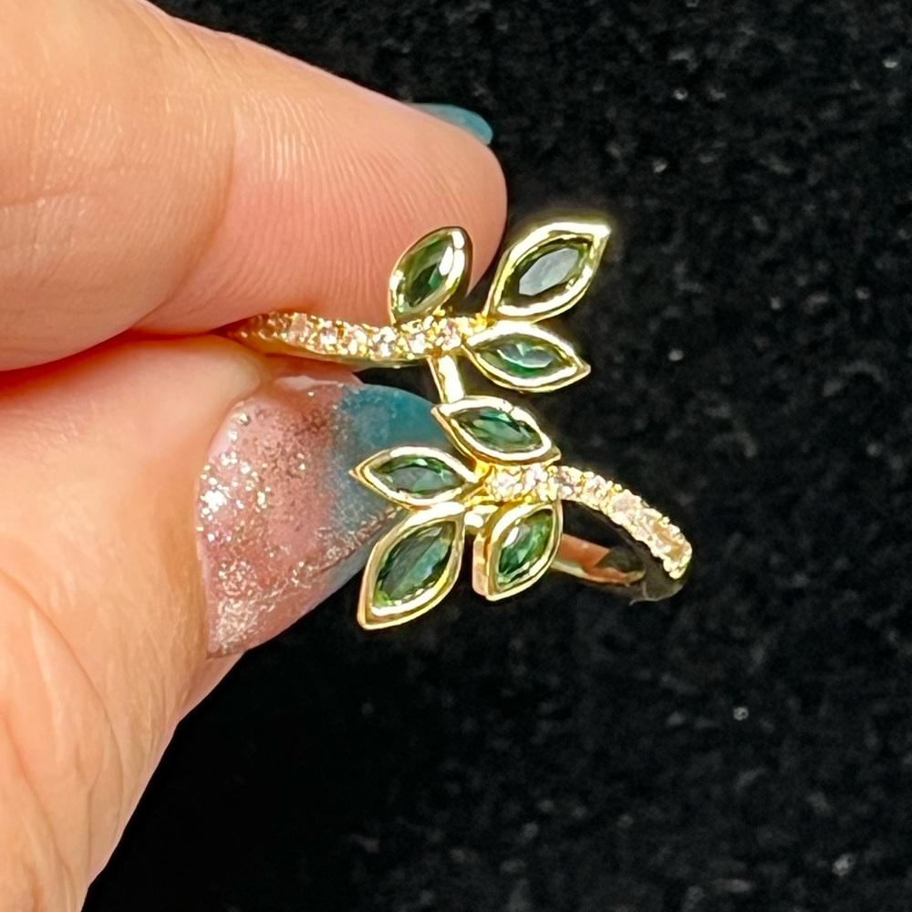 Emerald green ring with rhinestone sides -leaf motif gold plated